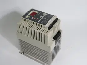 Sf530 Lenze Inverter Drive 3hp 2.20kw 3ph 0-460/575v 4.2/4.2a 0-240hz As Is